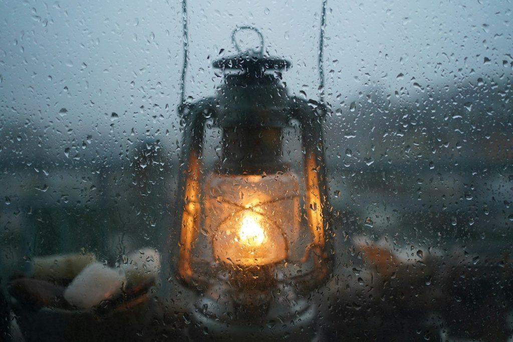 Best Camping Lanterns & Headlamps: Brightness vs Battery Life